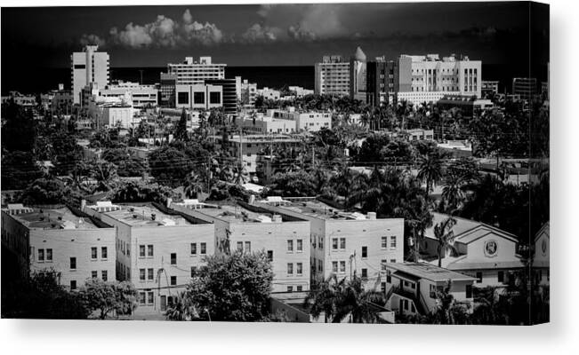 Miami Canvas Print featuring the photograph Miami Beach - 0156BW by Rudy Umans