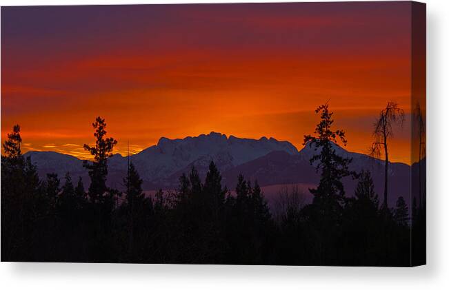 Mountains Canvas Print featuring the photograph Sundown by Randy Hall