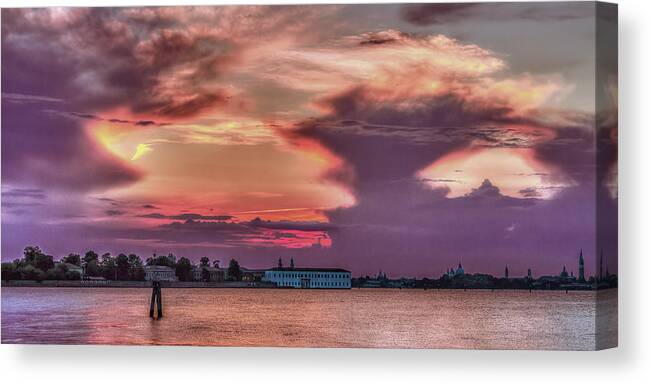 1:2 Canvas Print featuring the photograph Dusk in Venice by Roberto Pagani