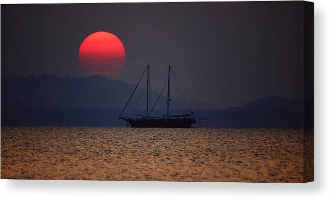 Seascape Canvas Print featuring the photograph Sunset Cruise by Richard Ten Brinke