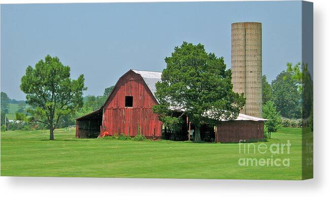 Barn Canvas Print featuring the photograph Tennessee Barn by Val Miller