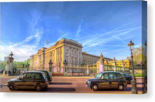 Buckingham Palace Canvas Print featuring the photograph Buckingham Palace And London Taxis by David Pyatt