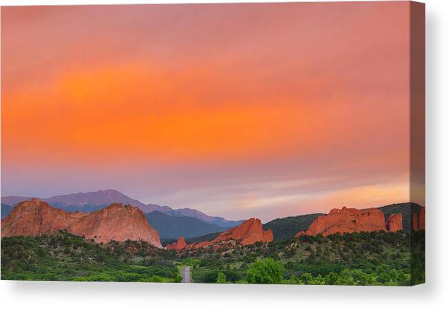Sunset Canvas Print featuring the photograph Garden of the Gods Sunset by Tim Reaves