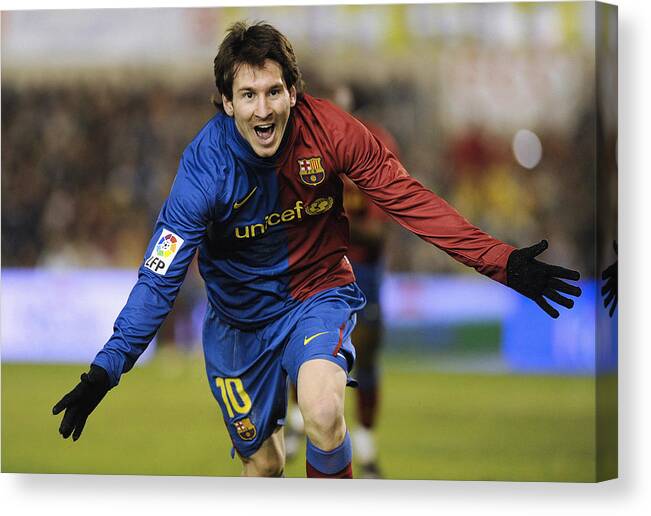 Horizontal Canvas Print featuring the photograph Messi 1 by Rafa Rivas