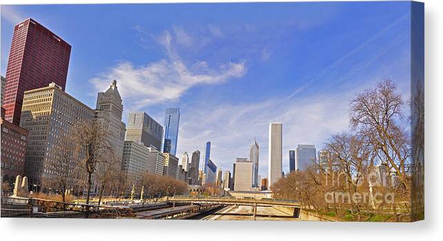 Grant Park Canvas Print featuring the photograph Grant Park Chicago by Dejan Jovanovic