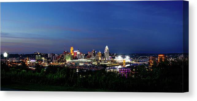 Cincinnati Canvas Print featuring the photograph Devou Park View Cincinnati Skyline by Ed Taylor
