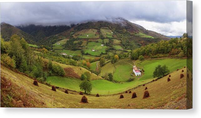 Landscape Canvas Print featuring the photograph Artesiaga by Natura Argazkitan