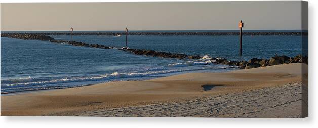 Bay Canvas Print featuring the photograph Beach At Murrels Inlet #1 by Ed Gleichman
