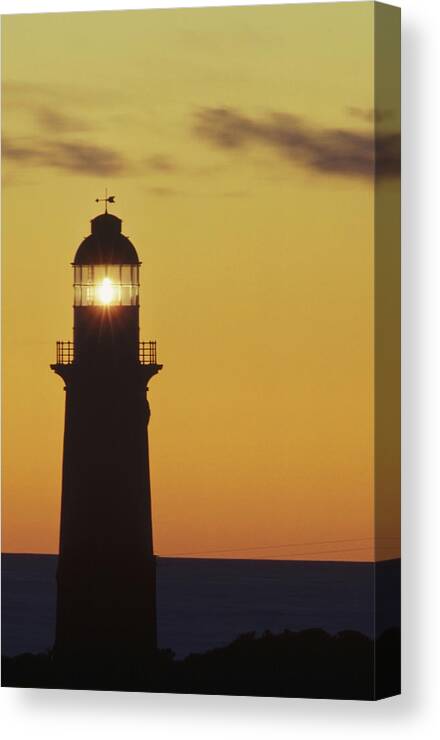 Feb0514 Canvas Print featuring the photograph Cape Du Couedic Lighthouse At Sunset by Gerry Ellis