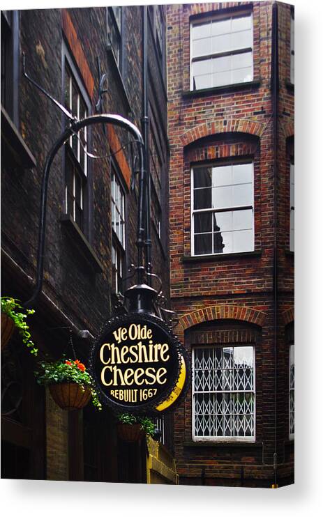 Ye Olde Cheshire Cheese Canvas Print featuring the photograph Ye Olde Pub by Sharon Popek