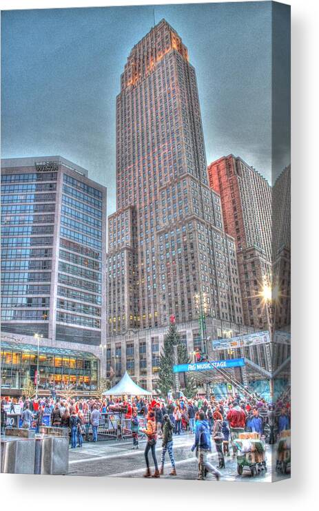 Cincinnati Canvas Print featuring the photograph Carew Tower from Fountain Square by Jeremy Lankford