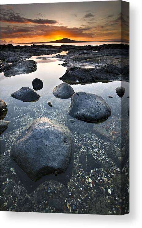 Sunrise Canvas Print featuring the photograph Sunrise at seaside by Ng Hock How