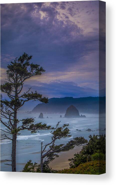 Cannon Beach Canvas Print featuring the photograph Storm Rolling In #3 by Andrew Soundarajan