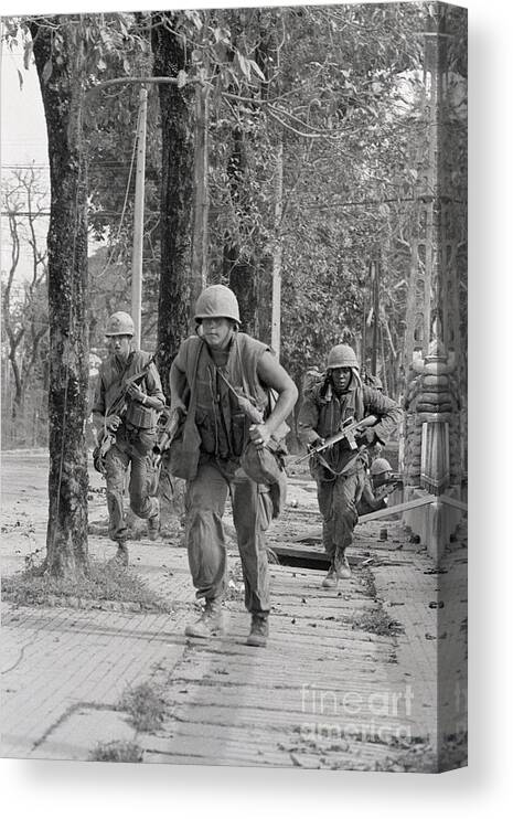 Vietnam War Canvas Print featuring the photograph Us Marines Fighting In Hue #2 by Bettmann