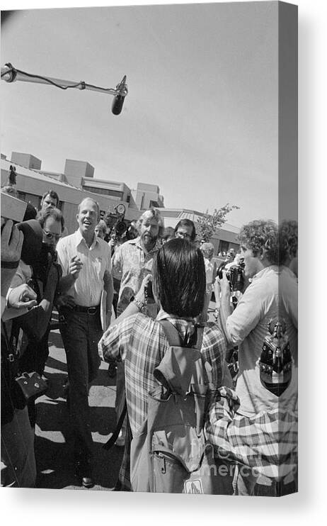 Crowd Of People Canvas Print featuring the photograph Allan Bakkes First Day Of School by Bettmann