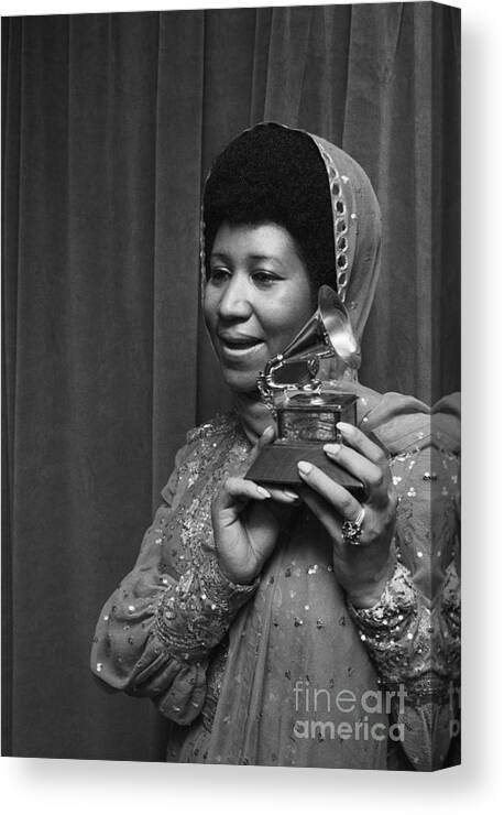 Mid Adult Women Canvas Print featuring the photograph Aretha Franklin Holding Grammy by Bettmann