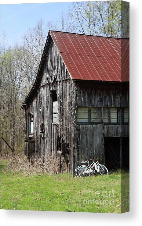 Barn Canvas Print featuring the photograph Barn in KY no 111 by Dwight Cook