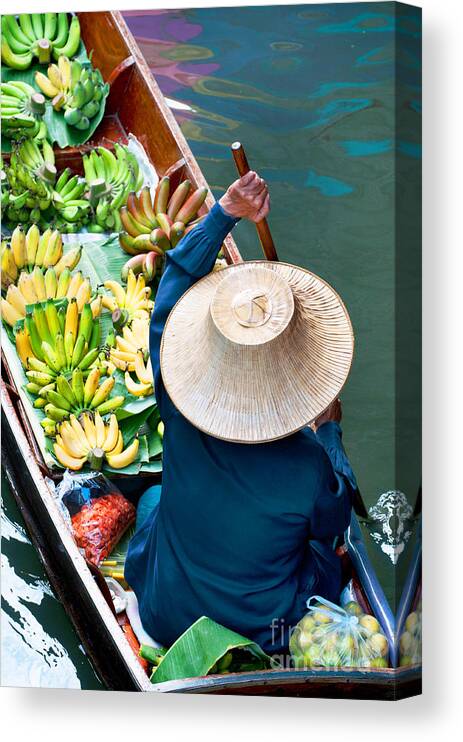 Gift Canvas Print featuring the photograph Damnoen Saduak Floating Market by I Viewfinder