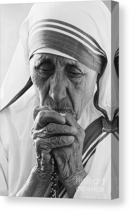 1980-1989 Canvas Print featuring the photograph Mother Teresa Praying by Bettmann