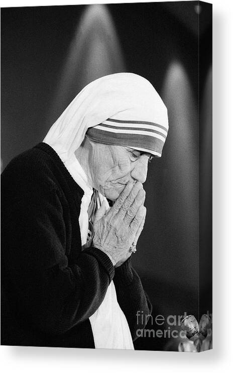 1980-1989 Canvas Print featuring the photograph Mother Teresa With Folded Hands At Event by Bettmann
