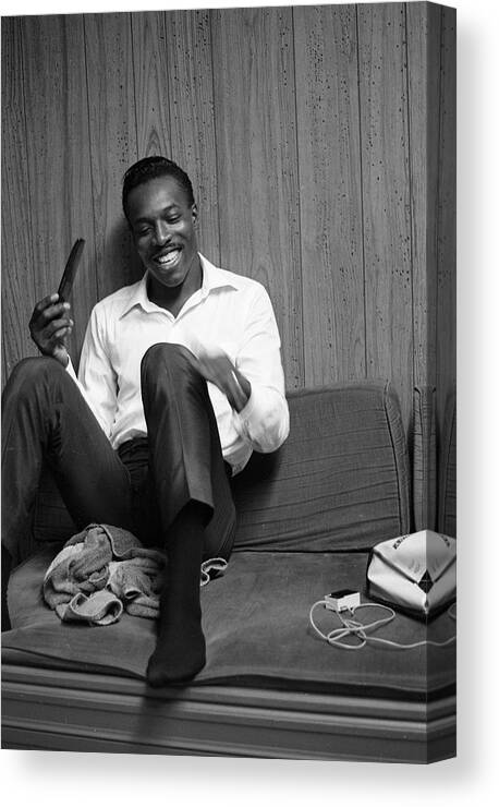 Wilson Pickett Canvas Print featuring the photograph Wilson Pickett Backstage At The Apollo by Michael Ochs Archives