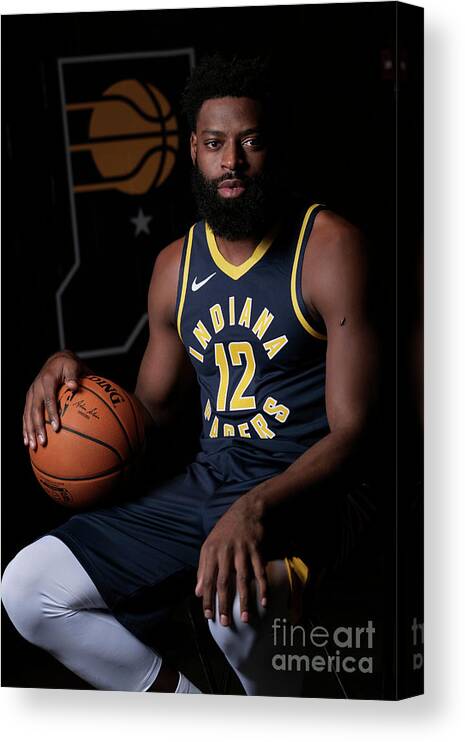 Tyreke Evans Canvas Print featuring the photograph Tyreke Evans by Ron Hoskins