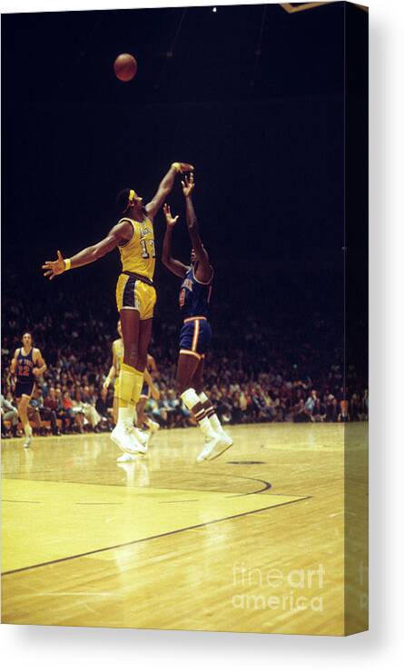 Willis Reed Canvas Print featuring the photograph Willis Reed and Wilt Chamberlain by Wen Roberts