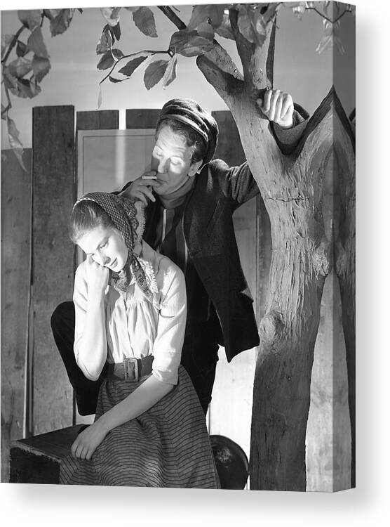 Studio Shot Canvas Print featuring the photograph Ingrid Bergman And Burgess Meredith by Horst P. Horst