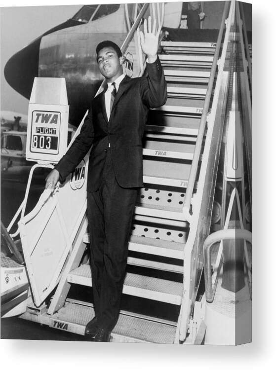 History Canvas Print featuring the photograph Muhammad Ali, Waves From The Steps by Everett