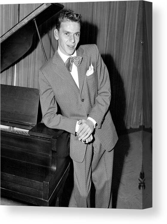 Vertical Canvas Print featuring the photograph Frank Sinatra At The Daily News by New York Daily News Archive
