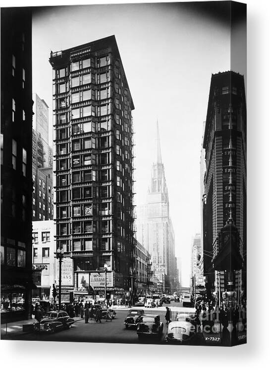 People Canvas Print featuring the photograph Reliance Building In Chicago by Bettmann