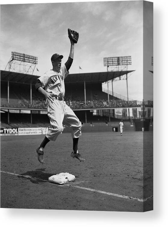 American League Baseball Canvas Print featuring the photograph Gil Mcdougald by New York Daily News Archive