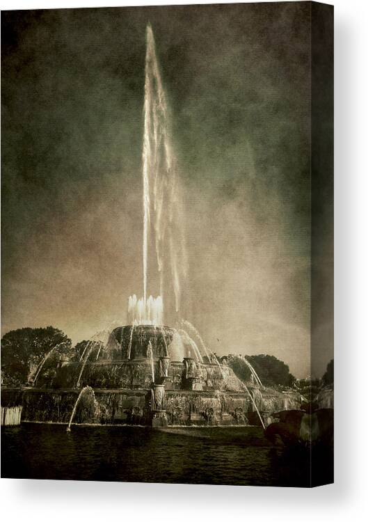 Fountain Canvas Print featuring the photograph Buckingham Fountain - Grant Park - Chicago - Downtown by Photography By Sai