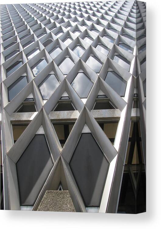 Building Canvas Print featuring the photograph Pattern In Architecture by Alfred Ng