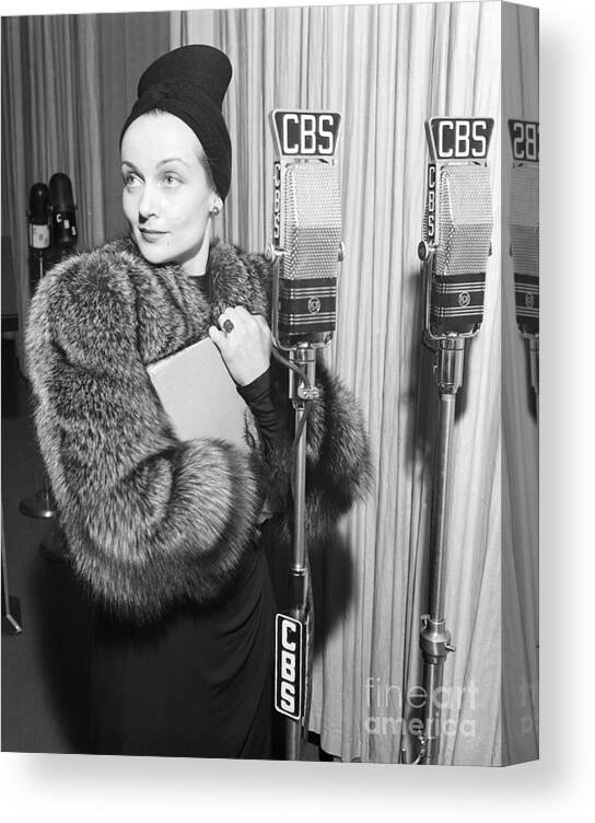 People Canvas Print featuring the photograph Carole Lombard In Fur Coat by Bettmann