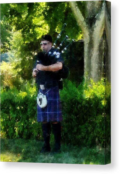 Bagpipe Canvas Print featuring the photograph Bagpiper by Susan Savad