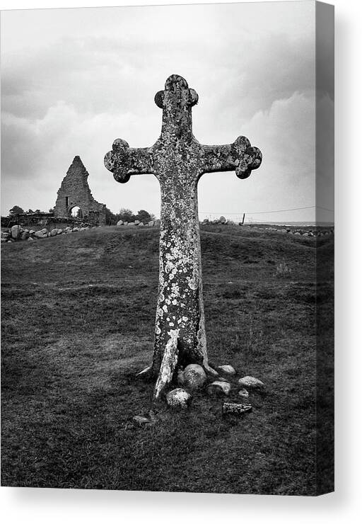 Black And White Canvas Print featuring the photograph Kappelludden Medieval Cross #1 by Mary Lee Dereske