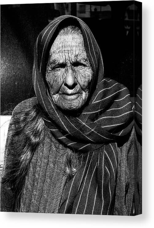 Black And White Canvas Print featuring the photograph Abuelita de Zacatecas by Baptiste Riethmann
