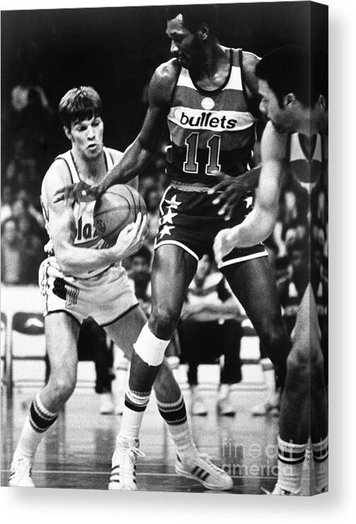 Nba Pro Basketball Canvas Print featuring the photograph Elvin Hayes and Bernie Fryer by Nba Photos