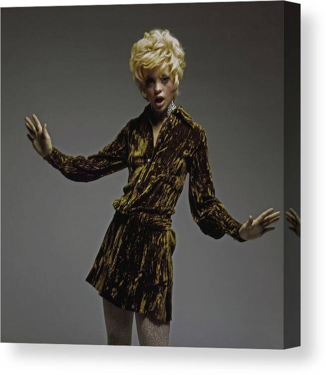 Fashion Canvas Print featuring the photograph Goldie Hawn Wearing Weber Originals by Bert Stern