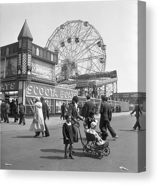 Child Canvas Print featuring the photograph Coney Island by Hulton Archive