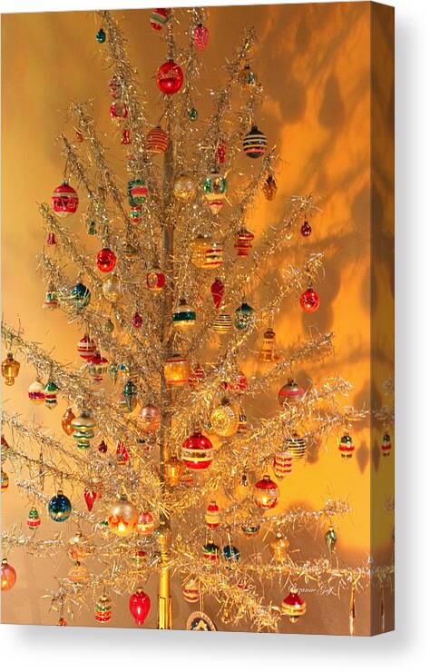Christmas Canvas Print featuring the photograph An Old Fashioned Christmas - Aluminum Tree by Suzanne Gaff