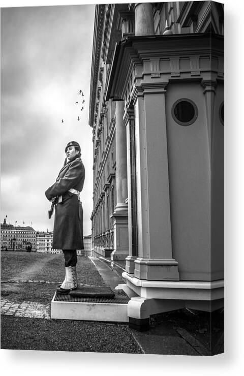 Blackandwhite Canvas Print featuring the photograph Defending the Royal Palace by Giuseppe Milo