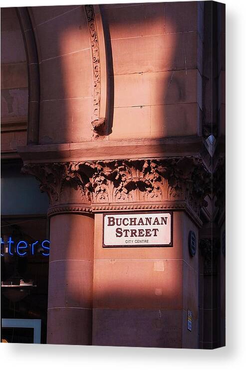 Scotland Canvas Print featuring the photograph In Glasgow by HweeYen Ong
