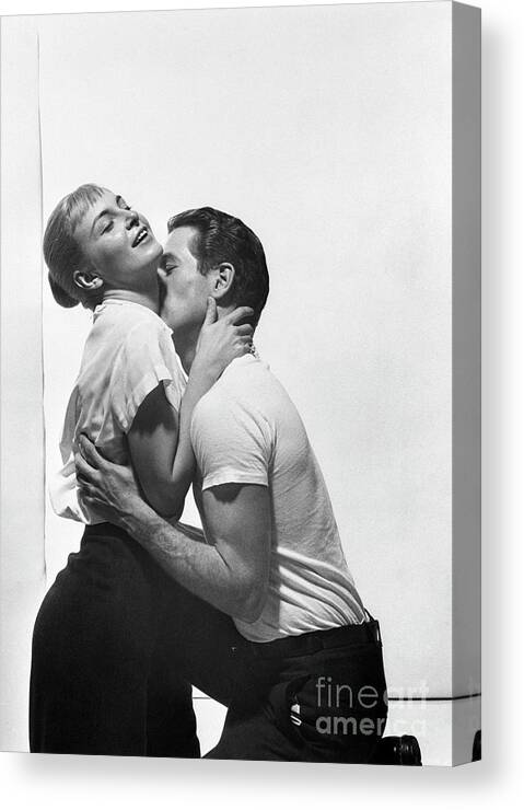 People Canvas Print featuring the photograph Joanne Woodward And Paul Newman #1 by Bettmann