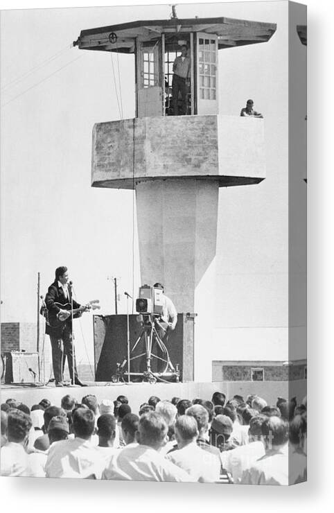 Singer Canvas Print featuring the photograph Johnny Cash Singing For Cummins Prison by Bettmann