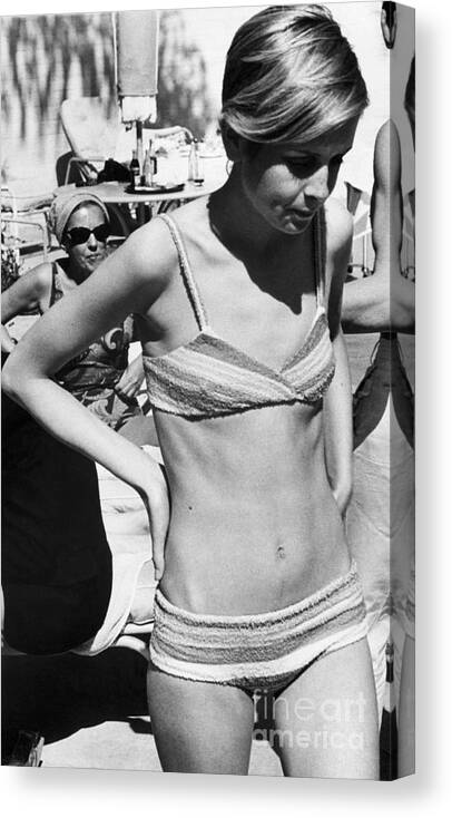 People Canvas Print featuring the photograph Twiggy Poolside by Bettmann