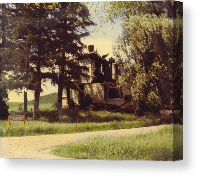 Michigan Farmhouse Canvas Print featuring the photograph Farmhouse landscape #1 by Robert Floyd