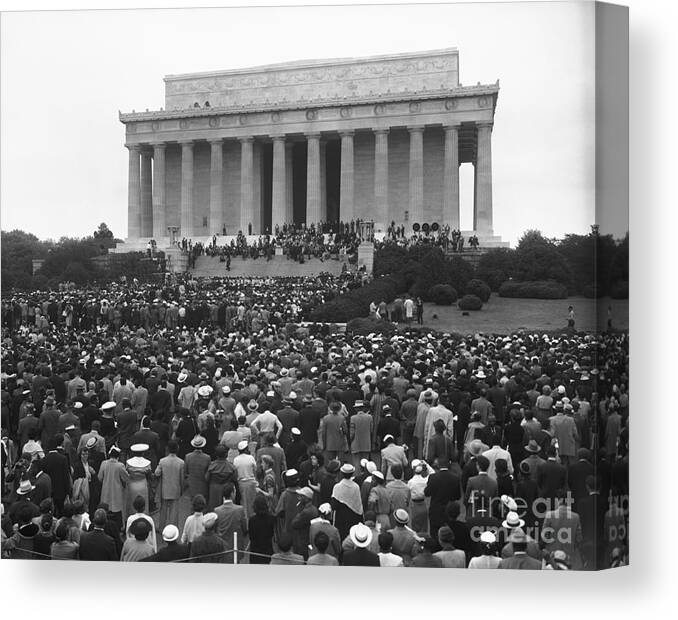 Crowd Of People Canvas Print featuring the photograph Blacks Gathered At Lincoln Memorial by Bettmann