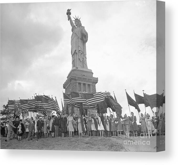 Crowd Of People Canvas Print featuring the photograph Large Crowd Standing At Base Of Statue by Bettmann